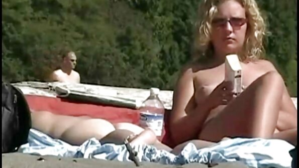 En blondin som älskar anal får lite i hennes strama röv